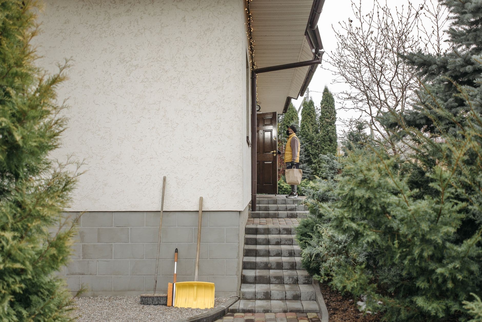 A man holding his keys at the front door